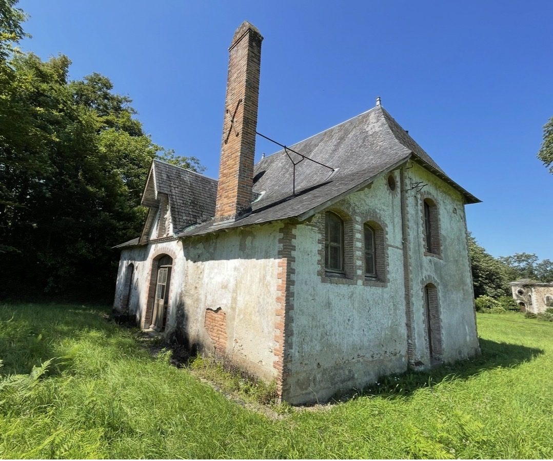 L'aumônerie de Briord : un oratoire devenu aumônerie face à la chapelle